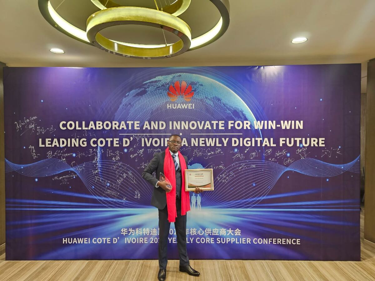 Représentant Group PMP Engineering avec le trophée et le certificat Huawei