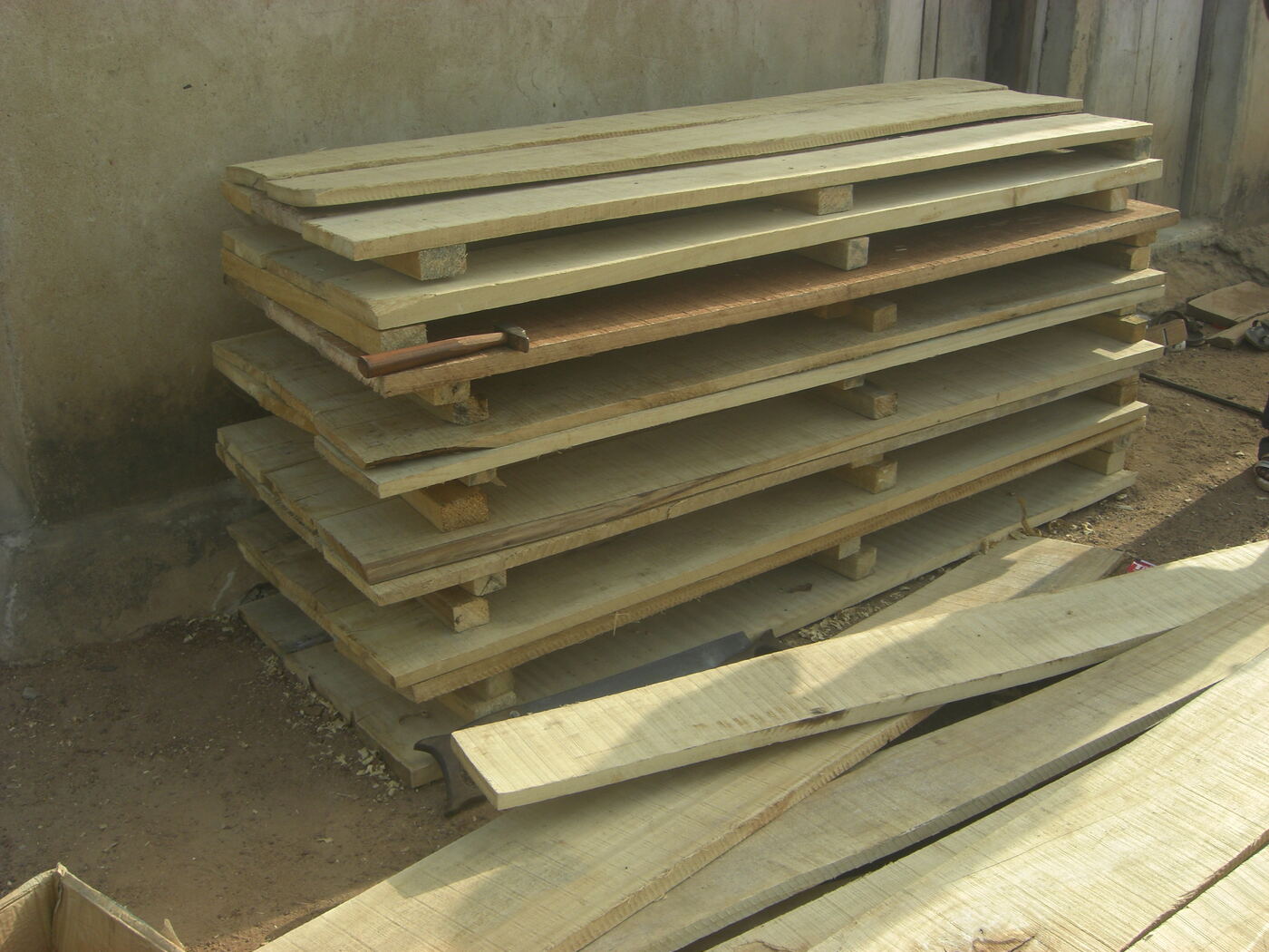 Planches de bois préparées pour coffrage de chantier