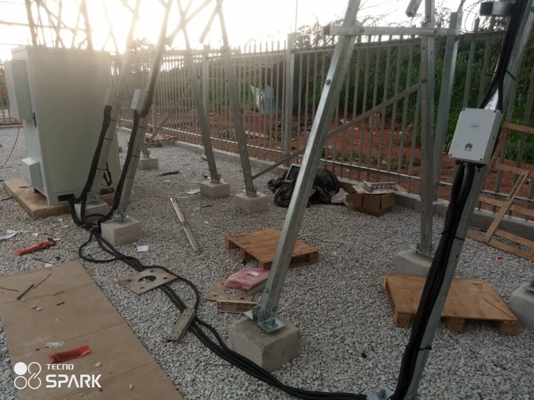 Installation de panneaux solaires et raccordement électrique sur site