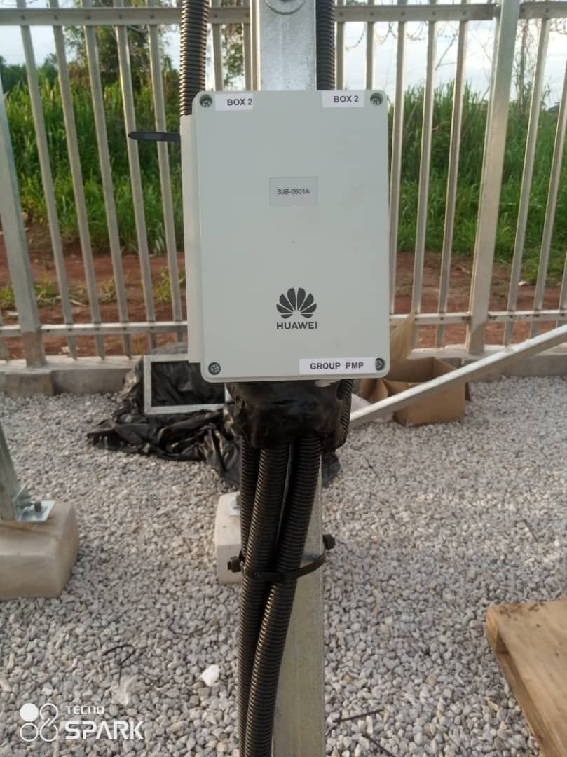 Boîtier de jonction électrique Huawei installé par GROUP PMP