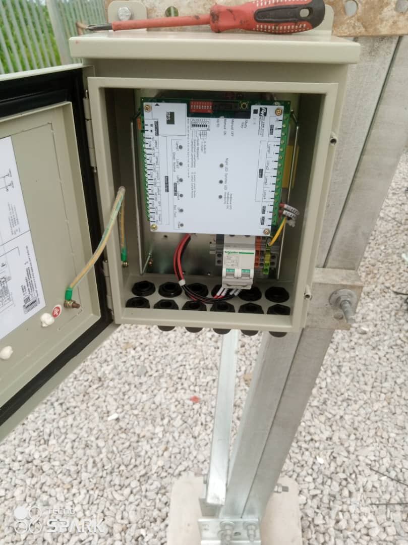 Armoire électrique ouverte avec régulateur et disjoncteurs